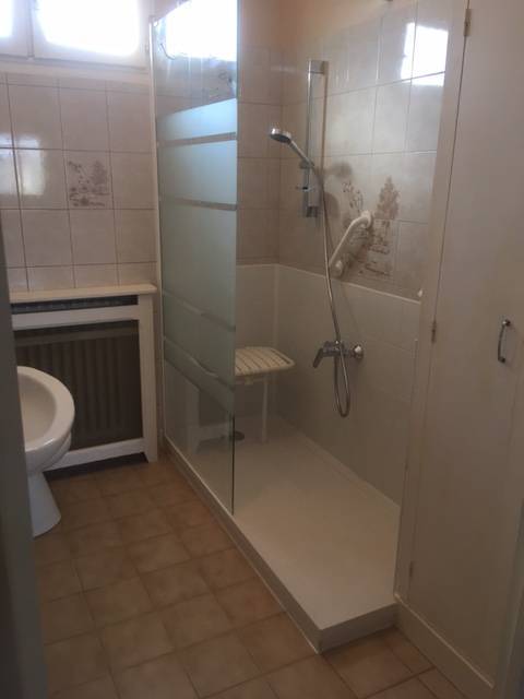 Installation d'une douche sécurisée DOUCHE MODUL'EAU chez un couple de seniors à Clermont Ferrant dans le Puy de Dôme (63) Auvergne Rhône alpes